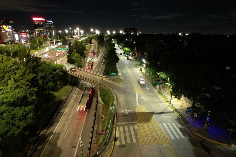 Vicente López instala más de 450 nuevas luminarias LED en los accesos y colectoras de Panamericana y General Paz