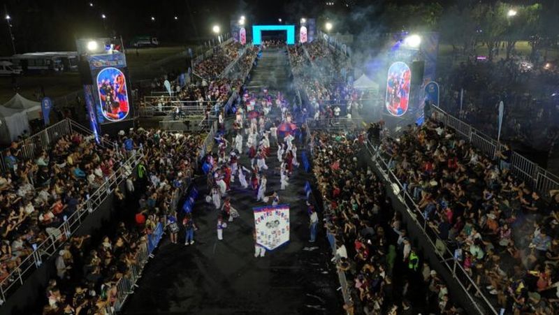 Achával acompañó a los vecinos de Pilar en el segundo día de carnavales