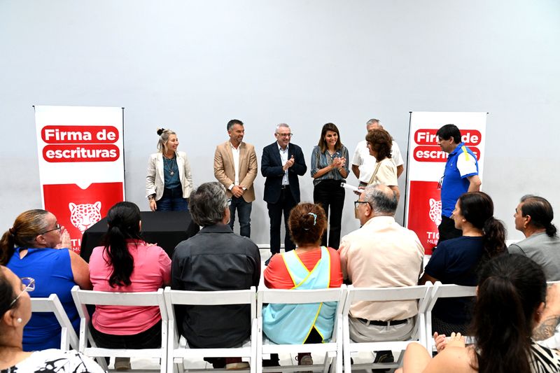 En el HCD, Zamora acompañó a 40 familias de Tigre en una nueva firma de escrituras