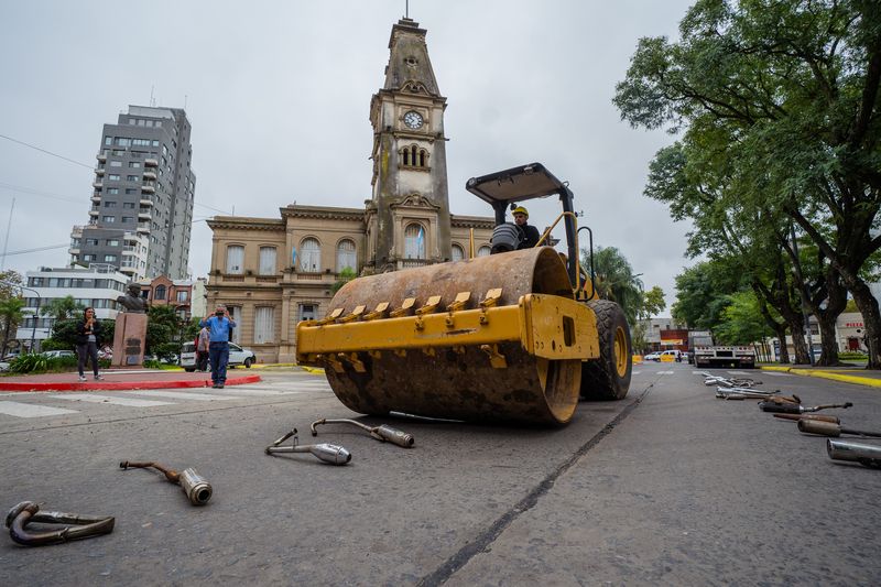 Campana destruyó caños de escape libres secuestrados en operativos de tránsito