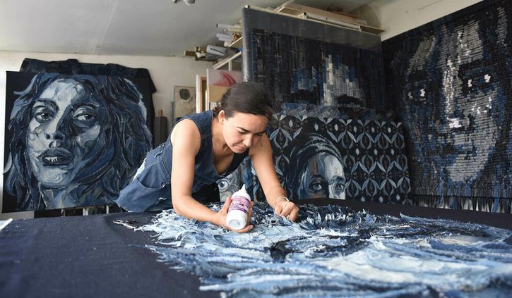 Unicenter presenta la obra de Deniz Sağdıç, la artista turcaque transforma residuos en arte