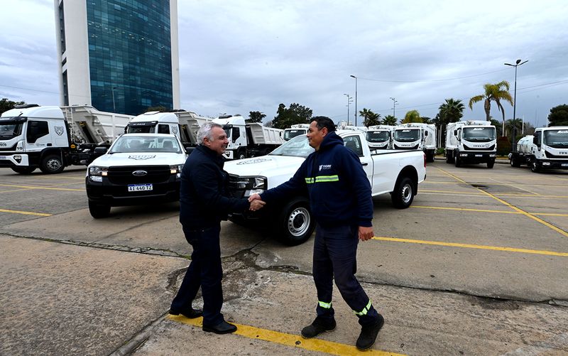 Zamora presentó nuevos móviles y maquinaria para fortalecer los servicios públicos de Tigre